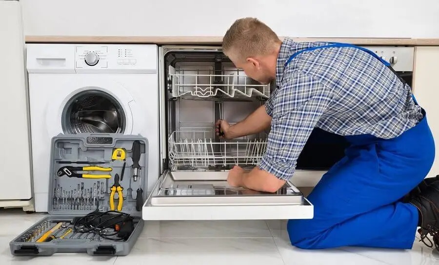 Pursaklar Liebherr servisi teknisyen ekibi beyaz eşya tamiri yaparken